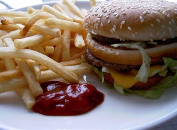 <p>Raporda, dengesiz Fast-food ürünlerinin çok sık tüketilmesinin sağlığı olumsuz etkilediği belirtilerek, hazır yiyeceklerin 'kanser' riskini artırdığı açıklandı.</p>

<p> </p>
