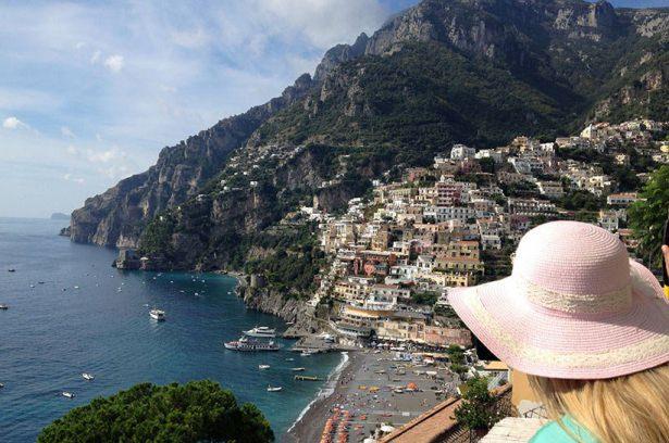<p><strong>Amalfi'nin mutlulukla bir ilgisi olmalı... </strong></p>

<p>Steinbeck, Güney İtalya'daki Amalfi sahilinde bulunan kasabalardan biri için bakın ne yazmış: “Positano gibi güzel bir yer keşfettiğinizde, ilk düşünceniz onu sır gibi saklayıp kimselere söylememek” </p>
