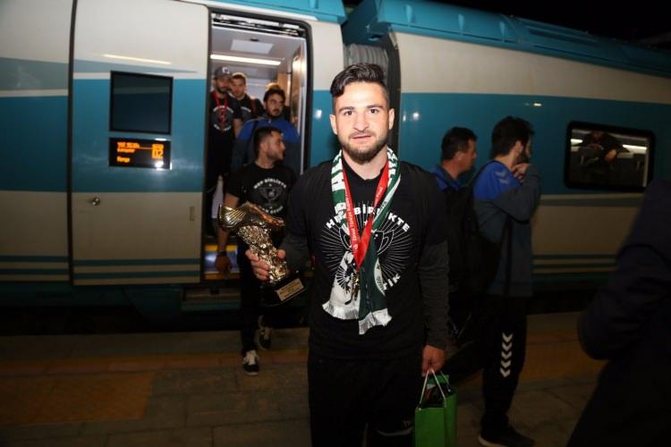 <p>Aykut Kocaman’ın, Konyaspor’daki öğrencisini Fenerbahçe’ye götürmeyi çok istediği biliniyor.</p>