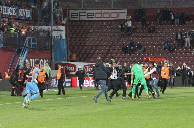 <p>Hakem kazaya kurban gitti. Kurunun yanında yaş da yandı. Cüneyt Çakır'ın, Fikret Orman'ın, Bülent Yıldırım'ın acısını çekti.</p>
<p> </p>