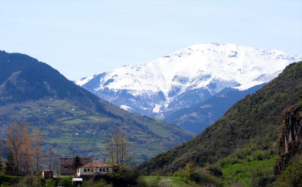 <p>Kent merkezine 28 kilometre uzaklıkta yer alan, ge&ccedil;mişte Pers, Bizans ve Osmanlı uygarlıklarına beşiklik eden ve bu tarihi ge&ccedil;mişinin de etkisiyle halen S&uuml;mela, Vazelon ve Kuştul manastırları gibi &ouml;nemli yapılara, konak ve camilere ev sahipliği yapan Ma&ccedil;ka, 50'den fazla korunması gereken k&uuml;lt&uuml;r ve tabiat varlıkları ve 137 yaylası ile b&ouml;lge ve &uuml;lke turizmine ciddi katkılar sağlıyor.</p>
