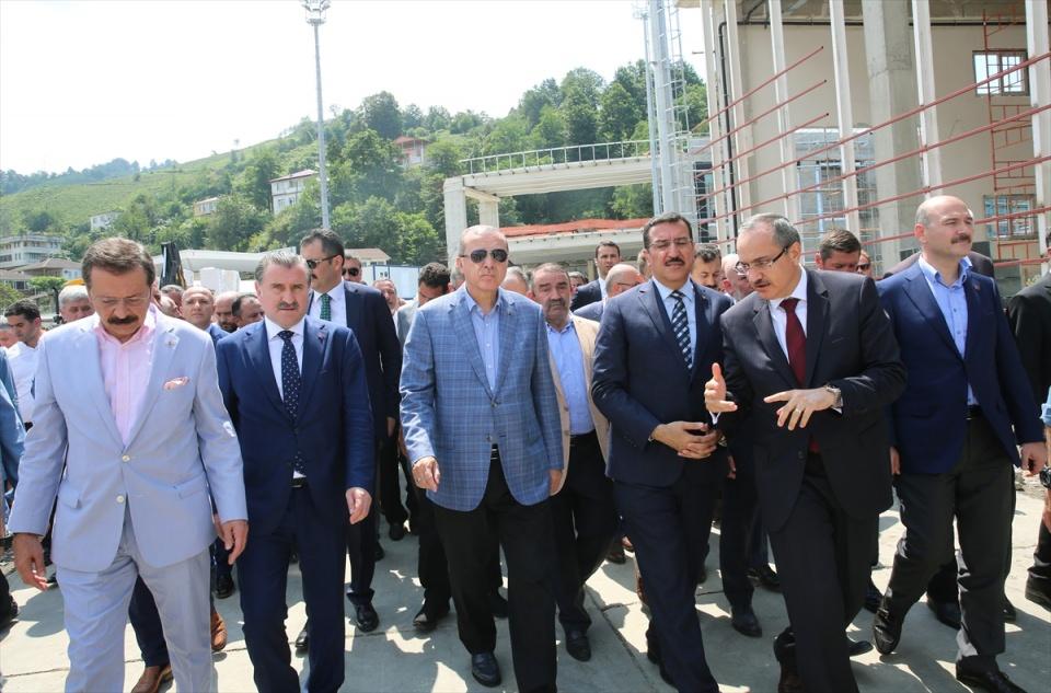 <p> İnşaat sahasını gezerek yetkililerden çalışmalar hakkında bilgi alan Cumhurbaşkanı Erdoğan'a basına kapalı gerçekleşen incelemesi sırasında, Gümrük ve Ticaret Bakanı Bülent Tüfenkci ile Türkiye Odalar ve Borsalar Birliği Başkanı Rifat Hisarcıklıoğlu da eşlik etti.</p>