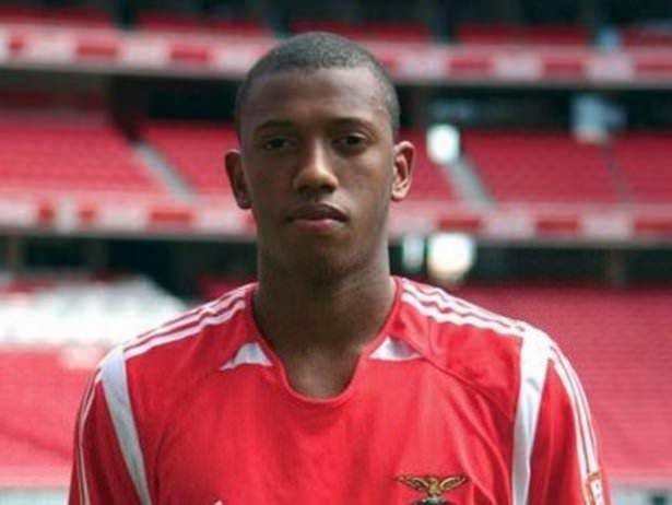 <p>FERNANDES</p>
