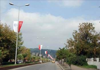 <p>AY-YILDIZLI DİREKLER: Ana caddelerde siyah metal elektrik direklerinin tepelerinde, uçları yukarı dönük bir hilâlin içine oturtulmuş tek bir yıldızdan oluşan alemler vardı. 1930’lardan bu yana şehrin değişmez mobilyalarından olan ay-yıldızlı direkler, 1980’lerde teker teker kaldırılarak, yerlerine beton düz direkler dikildi.</p>
