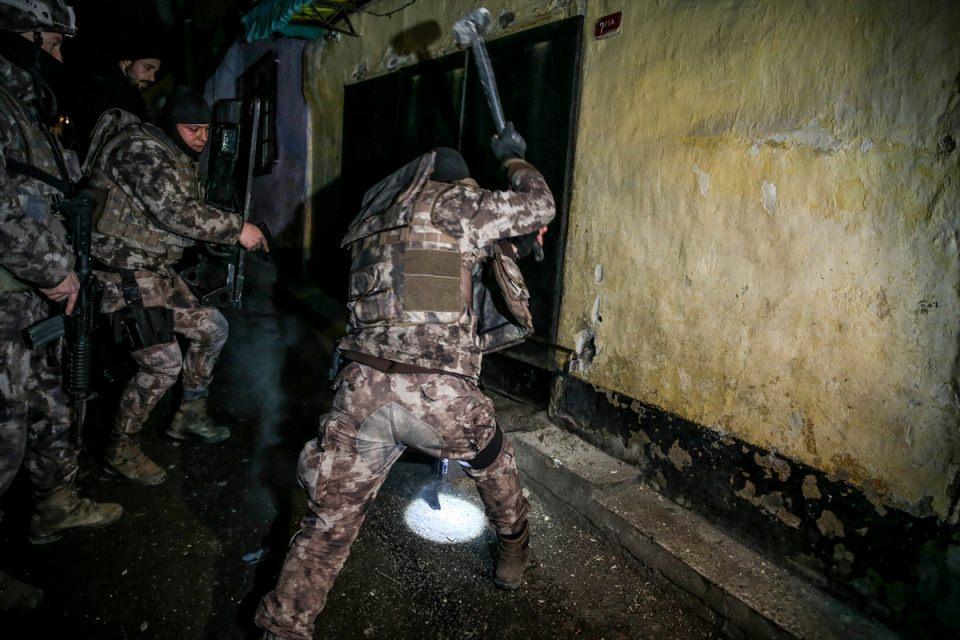 <p><strong>BİNADA GÜVENLİK KAMERALI ÖNLEM</strong></p>

<p>Polis ekiplerinin Akarlar Sokağı'nda baskın yaptığı 3 katlı bir binada is sokak başlarını ve binanın girişini gösterecek şekilde monte edilmiş 3 güvenlik kamerası bulunduğu görüldü.</p>
