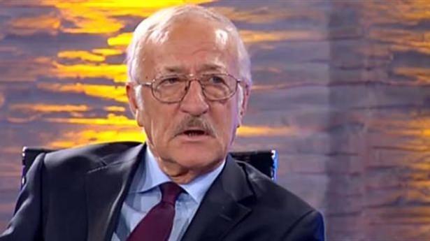 <p><strong>Ziya Şengül: Olmaz olsun böyle hakem!</strong></p>
<p>Fenerbahçe oyun başlangıcını beklendiği düzeyde götürürken, Braga adına Ahmed Hassan’ın atmış olduğu birinci gol, bana göre ofsayttı. Ama Hırvat hakem anlaşılan Fenerbahçe’yi katletmek için sahaya çıkmış... Ofsayt golü görmüyor; Fenerbahçeli futbolcuların gereksiz sarı kartlarla sinir sistemini bozuyordu.</p>
<p>Yetmedi; Mehmet Topal’ın kolları kapalıyken çarpan topuna da penaltı çaldı, ikinci sarı kartı gösterdi ve Fenerbahçe’yi 10 kişi bıraktı. Ve de Braga 2-1’i yakaladıktan sonra, maçı kazanma adına oyuna ağırlığını koydu. Üçüncü ve dördüncü gollerle Fenerbahçe çeyrek final öncesi elenerek, Avrupa’ya havlu atmak zorunda kaldı.</p>
<p>Halbuki ilk yarının son dakikalarında Alper’in atmış olduğu beraberlik golüyle ümitlenmiştik. Fakat düşman başına bir hakem vardı ki; Allah selamet versin! Braga formasını giyip maçı yönetseydi, ancak bu kadar kıyak yapabilirdi.</p>
<p>Kalecimiz Volkan Demirel de hakem ile girmiş olduğu diyalogda kendi motivasyonunu aşağı çekti, üçüncü golde hata yaptı. Fenerbahçe ne yazık ki hiç hak etmediği bir şekilde maçı kaybetmek zorunda kaldı. Demek ki; buraya kadarmış.</p>
<p>Alper Potuk’un attığı gol, hakemin yanlış kararlarıyla boşa gitti. Vermiş olduğu abuk sabuk kararlarla iş çığrından çıktı. Fenerbahçe’nin yapacak hiçbir şeyi kalmadı. Pereira’yı tribüne yolladı, 3 futbolcumuzu kırmızı kartla oyun dışı bıraktı, bir tek beklentisi daha vardı: Tribündeki Fenerbahçe taraftarlarını da stadın dışına yollamış olsaydı, tam emeline ulaşmış olacaktı!</p>
<p>Bu maçta farklı yenilen Fenerbahçe’nin önünde Galatasaray derbisi var. Sarı-Lacivertliler takım olarak olayı umursamalı ve olayı derbi maçı ağırlığında görmeye çalışmalı. Hiç olmazsa derbi galibiyetiyle moral bulmaya çalışmalı.</p>