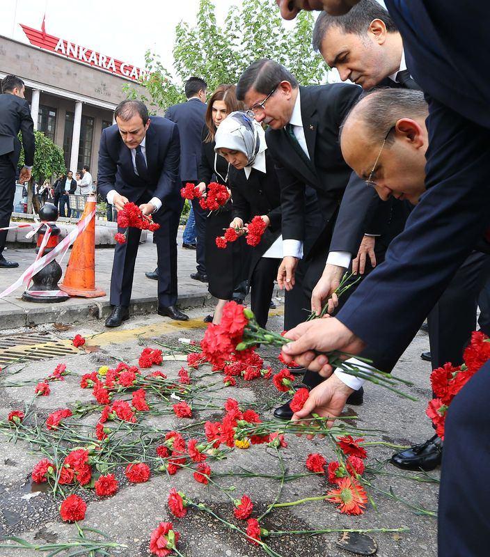 <p>Patlamaların yaşandığı yerleri ve vatandaşların karanfil bıraktığı alanı gezen Başbakan Davutoğlu, buralara kırmızı karanfil bıraktı.</p>

<p> </p>
