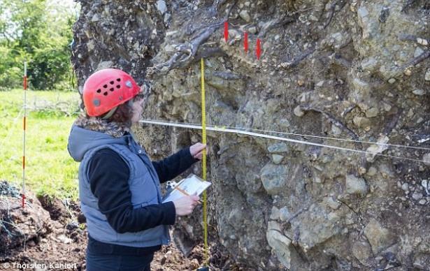 <p>Arkeolojik danışma hizmeti, Sligo-Leitrim Arkeoloji Servisi adındaki ulusal değerler servisi ge&ccedil;tiğimiz hafta buluntular &uuml;zerinde &ccedil;alışmaya başlayarak ilk verileri paylaştı.</p>

<p>&nbsp;</p>

