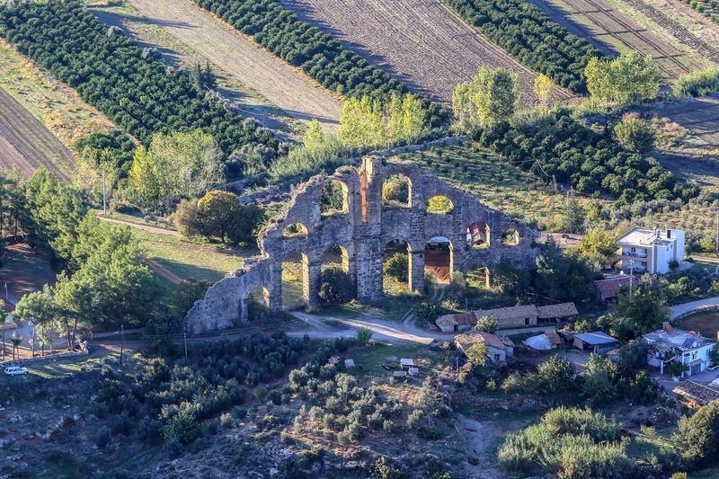 <p> Kentteki en önemli tarihi eserlerden Aspendos Antik Kenti</p>