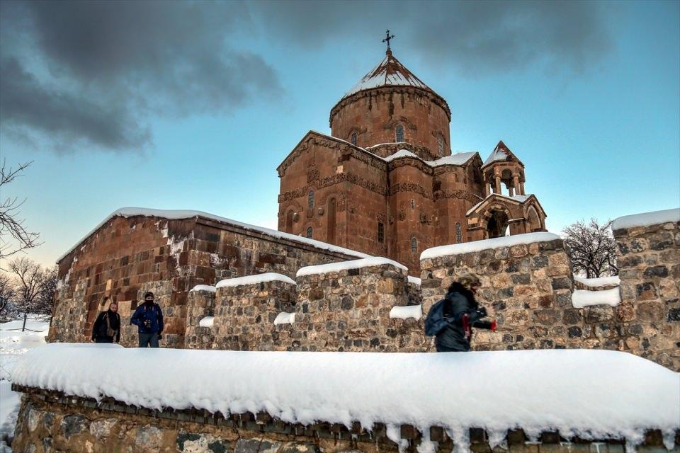 <p>Akdamar Adası'na kış mevsiminde ilk kez geldiğini belirten fotoğrafçılardan Enver Şengül, AA muhabirine yaptığı açıklamada, bölgenin fotoğrafçılar için eşsiz bir görüntü kaynağı olduğunu söyledi.</p>
<p> </p>