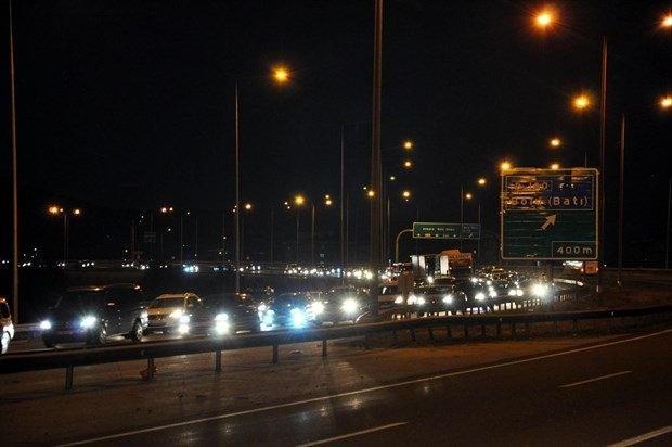 <p>Tatilin ardından İstanbul'a dönenler, TEM otoyolunun Düzce kesiminin Kaynaşlı, Bolu Dağı 1 ve 2. viyadükler ile Kaynaşlı, Sarıçökek, Gölyaka ve Gümüşova rampaları mevkisinde araç yoğunluğuna neden oldu.</p>
