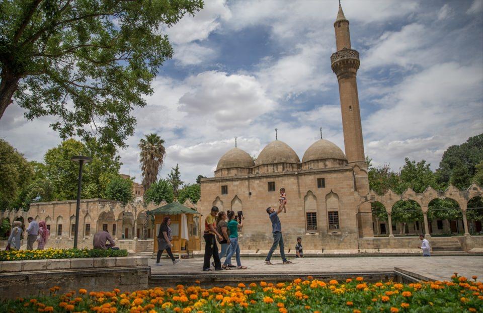 <p>Manevi atmosferde insanların bayramı yaşamasını istiyoruz. Kente gelen misafirlerimiz sadece kenti görme imkanı bulmayacaklar aynı zamanda komşu illerimiz Gaziantep, Mardin ve Diyarbakır gibi önemli kentleri de ziyaret etmiş olacaklar. </p>
