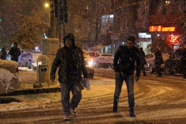 <p>Gece boyu tipi şeklinde yağan kar dolayısıyla bir çok köy yolunun kapandığı, Ardahan-Posof, Ardahan-Göle yolları başta olmak üzere Ardahan'ı diğer illere bağlayan yollarda da ulaşımın çok zor yapıldığı bildirildi.</p>