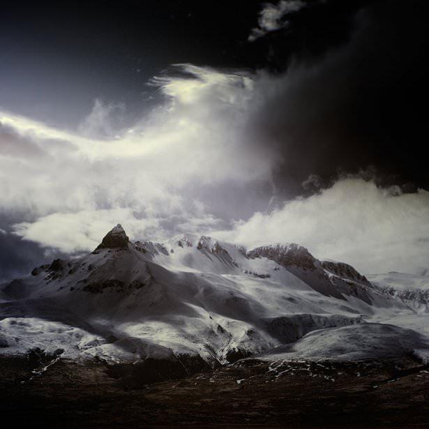 <p>İzlanda doğal manzaraları ile zaten inanılmaz , fotoğrafcıların en cok ziyaret etmek isteyeceği yerlerden birisi de burası , İngiltere merkezli bir fotoğrafçı olan Andy Lee İzlandanın sade ve gurur dolu manzaralarını dramatik ve atmosferik olması için farklı bir teknik kullandı.</p>

<p> </p>
