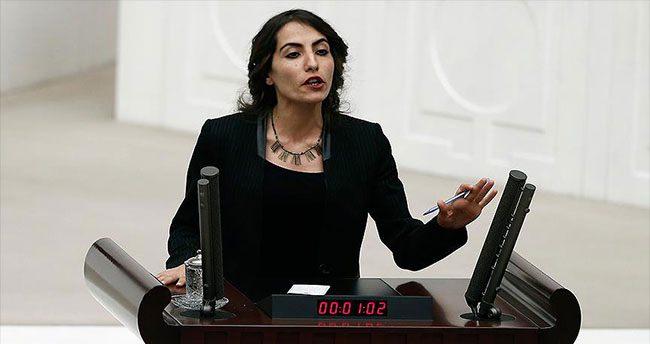 <p>Hakkında yakalama kararı bulunan ve yurt dışında olduğu belirlenen HDP Van Milletvekili Tuğba Hezer Öztürk:</p>

<p>Terör örgütü propagandası yapmak, halkı kin ve düşmanlığa alenen tahrik, suçu ve suçluyu övmek.</p>
