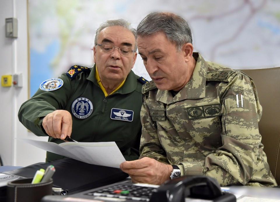 <p>Genelkurmay Başkanı Orgeneral Hulusi Akar, Genelkurmay Karargahı'ndaki merkezden harekatı takip etti. </p>