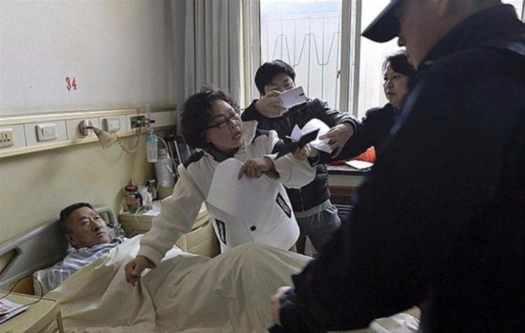 <p>Çin'de 55 yaşındaki Chen soyadlı kişi 2011 yılında bir trafik kazası geçirdi. Tedavisi yapılan adam taburcu edildi ancak iki ay sonra ağrıları olduğunu belirterek hastaneye geri döndü.</p>
