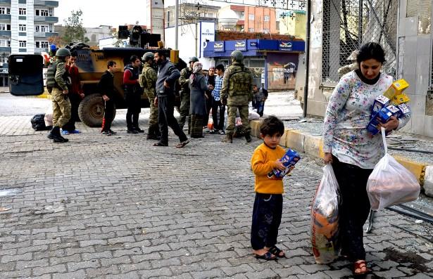 <p>Polis, ilçe kaymakamlığından aldığı ekmekleri vatandaşlara dağıtmış, ekmek dağıtımı sırasında uzun kuyruklar oluşmuştu.</p>
