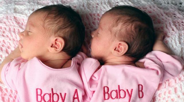 <p>İkiz bebekleri aynı giydirmeyi seven annelere özel kombinler yeni tasarımlar, şık detayları ile göz alıyor.</p>
