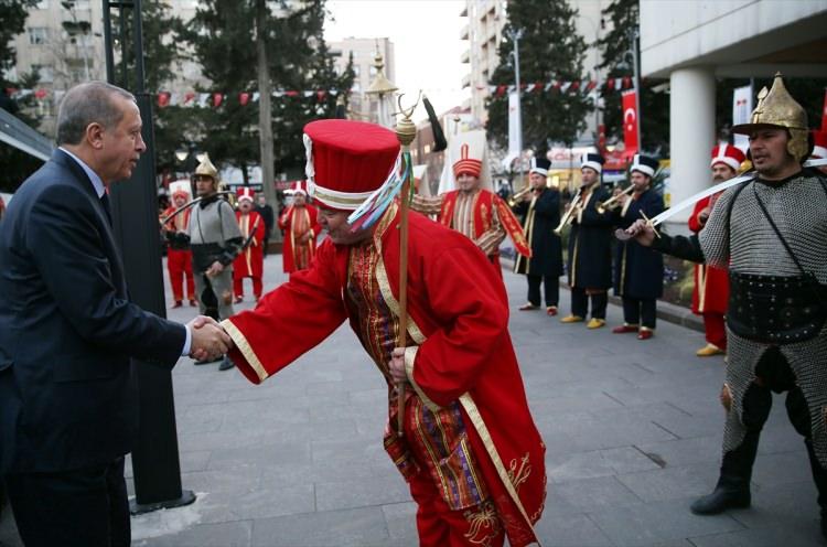 <p>Cumhurbaşkanı Recep Tayyip Erdoğan, Kahramanmaraş'ta Müftülük Meydanı'nda düzenlenen toplu açılış törenine katıldı. Törene çok sayıda vatandaş katıldı.</p>

<p> </p>

<p>Erdoğan vatandaşlar tarafından yoğun ilgiyle karşılandı. İşte Erdoğan'ın ziyaretinden en çarpıcı kareler...</p>

<p> </p>
