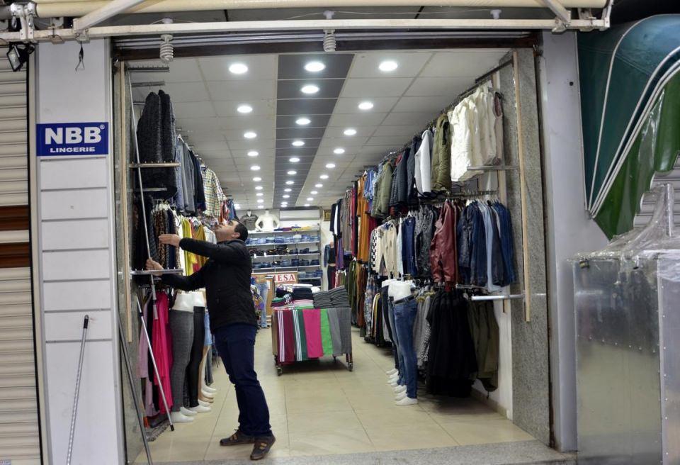 <p>İlçe sakinleri de temel ihtiyaçlarını karşılamak için caddedeki esnaftan alışveriş yaptı.</p>

<p> </p>
