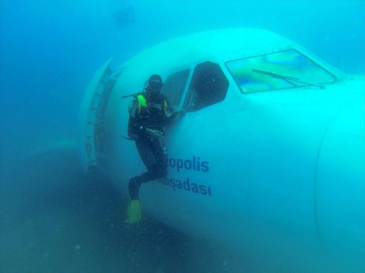 <p>"Airbus A300 uçağı gerek yerli gerekse yabancı dalış sporcuları için alternatif bir sunum ve görsellik oldu. Uçak batığında canlı popülasyonu ile karşılaşmaya başladık. Ama bunun daha da artması için zamana ihtiyaç var ve iyice yosunlaşması gerekiyor. Uçağın batırıldığı bölgeye yakın konumdaki dalış yerlerinde nesli azalan birçok canlıyı da görmek mümkün. Bu canlıların gelecek dönemde batıkta yuvalanmasını umut ediyoruz."</p>
