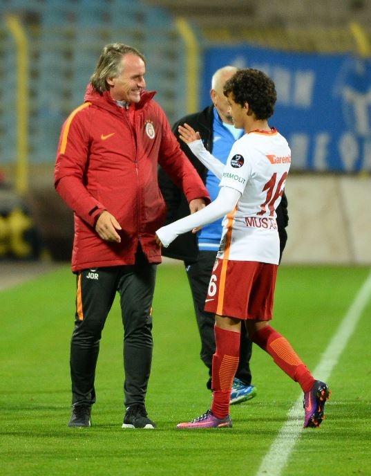 <p>Mustafa Kapı böylelikle 'Galatasaray A Takımı'nda forma giyen en genç futbolcu' unvanını aldı. </p>
