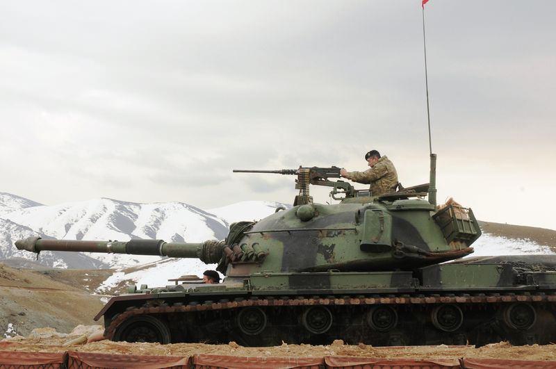 <p>Özalp ilçesindeki 2. Hudut Tabur Komutanlığına bağlı Saray ilçesindeki Yamanyurt Kalekolunda görev yapan Mehmetçik, yüksek moral ve motivasyonuyla sınırı koruyor. Sabah koğuşa gelen komutanları tarafından ‘koğuş kalk’ komutuyla uyanan asker, kahvaltı yaptıktan sonra karakolun önünde toplanarak içtima yapıp görevlerinin başına geçiyor. </p>
<p> </p>