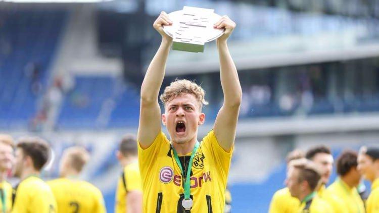 <p>JACOB BRUUN LARSEN (YAŞ: 18) | Kulüp: Borussia Dortmund | Uyruk: Danimarka | Position: Orta saha</p>
