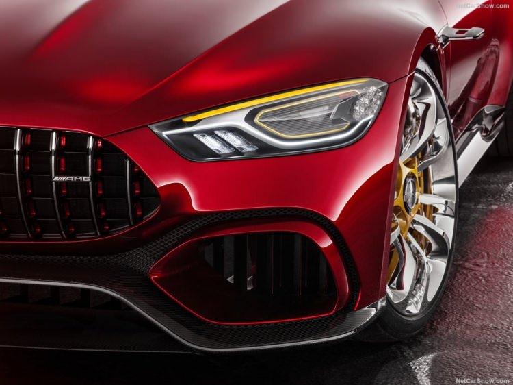 <p>Mercedes’in AMG ortaklığıyla geliştirdiği dört kapı sport sedan konsepti, dış tasarımıyla dikkatleri çekmeyi başarıyor.</p>
