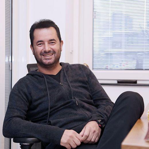 <p><strong>Acun Ilıcalı</strong></p>

<p>Yapımcı ve sunucu olan Acun Ilıcalı tam bir PlayStation hayranı.</p>
