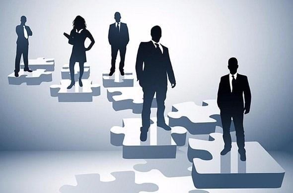 <p>Markette tercih ettiğiniz sıvı yağı rafta her zamanki yerinde buluyorsanız, bunun için işini iyi yapan bir tedarik zinciri yöneticisine teşekkür etmelisiniz. Ürünler arasında seçimin imkânsız hale geldiği bir dünyada, tedarik zinciri yöneticileri ürünlerin bize hızlı, kolay ve zamanında ulaşmasını sağlıyor. Bu süreçte para ve bilgi akışını da kontrol ediyorlar. İhtiyaçların gittikçe arttığı düşünüldüğünde, bu meslek gelecekte de çok önemli bir yer tutacak. Türkiye’de tedarik zinciri yönetimi yüksek öğretimde lojistik yönetimi adıyla yer alıyor. Dokuz Eylül, Bahçeşehir, İzmir Ekonomi ve Türk Hava Kurumu üniversitelerinde lisans düzeyinde lojistik yönetimi eğitimi veriliyor. ABD İstihdam Ofisi’nin verilerine göre içinde tedarik zinciri yönetiminin de yer aldığı lojistikle ilgili iş kollarının 2020’ye kadar yüzde 26 büyüyeceği tahmin ediliyor.</p>

<p> </p>
