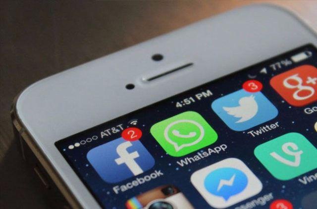 <p>WhatsApp'ın yaptığı açıklamaya göre kamera özelliği artık öne bakan flaşları da destekleyecek. Bu şekilde çok daha güzel pozlar çekmek artık daha kolay hale gelecek. Bu özellik sayesinde ışığın az olduğu ortamlarda telefonunuzun ekranı parlayacak, ve fotoğraflar daha kaliteli bir hal alacak.</p>
