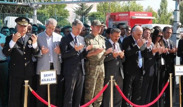 <p>Tunceli Emniyet Müdürü Fahrettin Şen, törende yaptığı konuşmada, yapılan kalleşçe saldırıyı her şeyden önce bir insan olarak sindirebilmenin mümkün olmadığını söyledi.</p>
<p> </p>