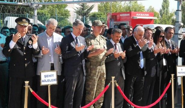 <p>Tunceli Emniyet Müdürü Fahrettin Şen, törende yaptığı konuşmada, yapılan kalleşçe saldırıyı her şeyden önce bir insan olarak sindirebilmenin mümkün olmadığını söyledi.</p>

<p> </p>
