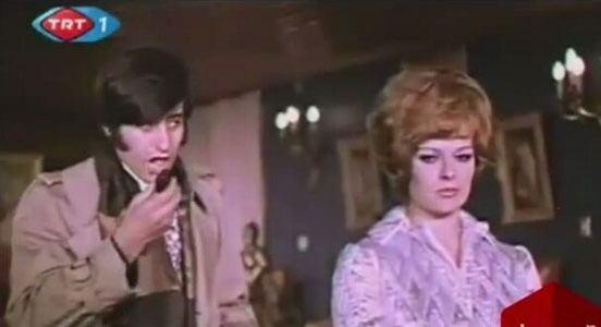 <p>"Bebek Gibi Maşallah" filminde Nihat Ziyalan bir ara yönetmene bakıyor.</p>

<p> </p>
