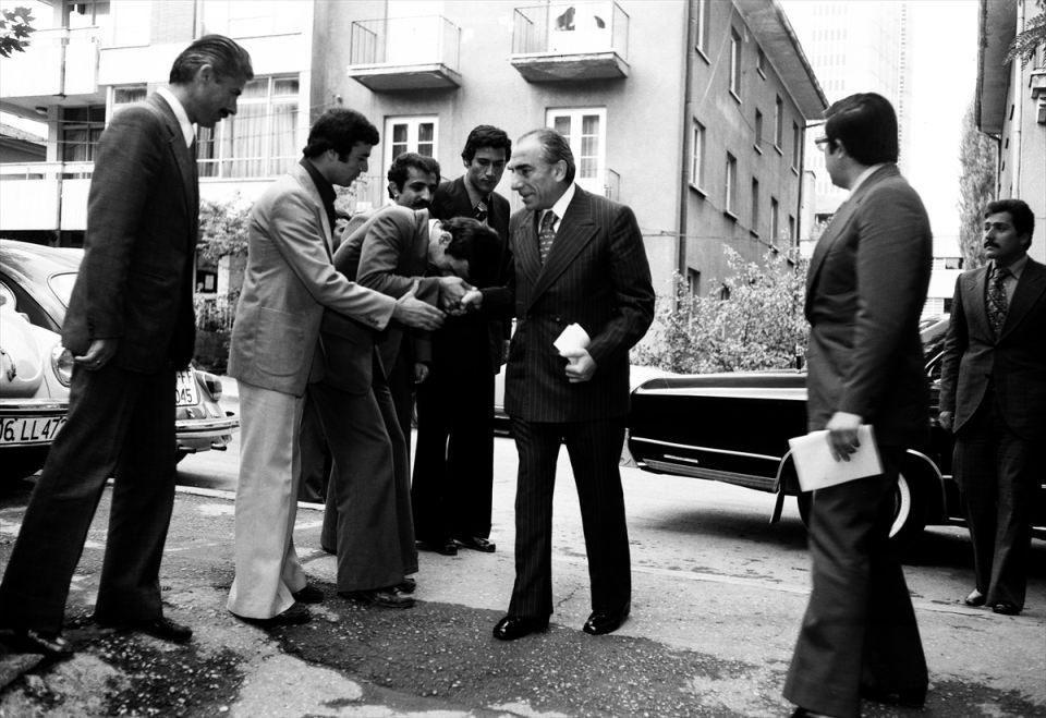 <p>MHP Genel Başkanı Türkeş (ortada), 7 Eylül 1976'da Atom Enerjisi Komisyonu'nu ziyaretinde görülüyor. </p>
