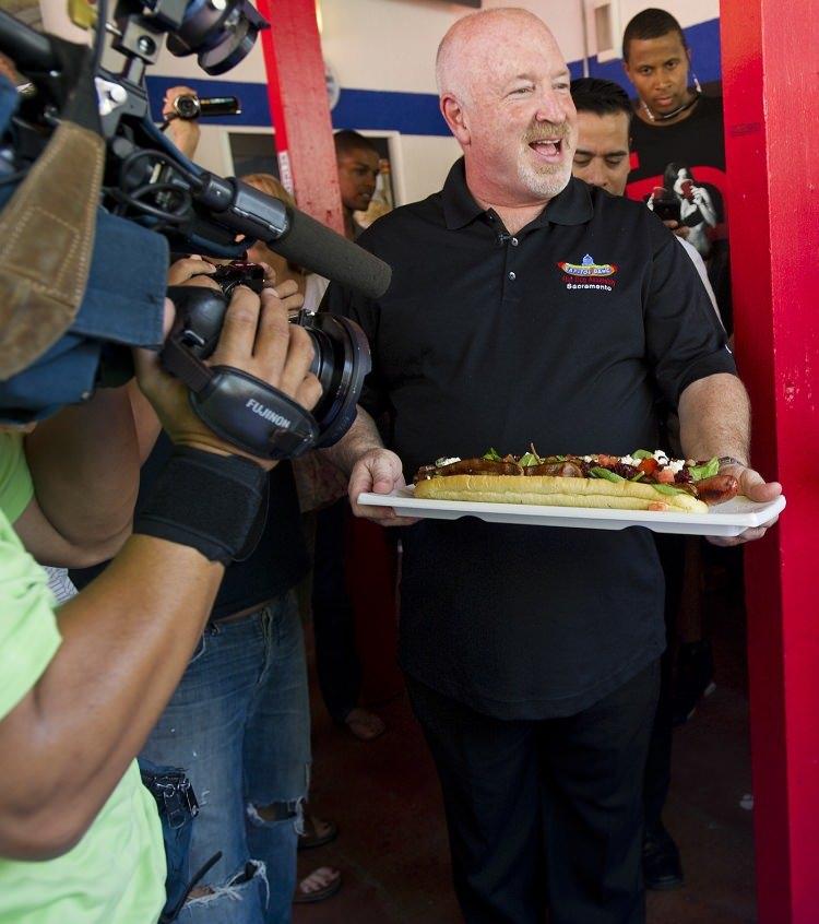 <p>Maitake mantarı, Wagyu eti, siyah trüf hayvar ve Japon mayonezi ile hazırlanan hot dog’un seveni de çok.</p>