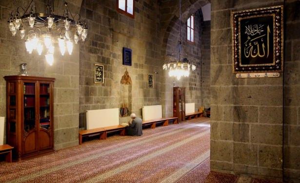 <p>Tarihi ve kültürel zenginlikleriyle ön plana çıkan Erzurum'daki asırlık camilerde ramazan hazırlıkları tamamlandı. Kentte asırlardır ezan sesinin yankılandığı Osmanlı ve Selçuklu dönemlerinden kalma camiler, 11 ayın sultanı ramazan için hazır hale getirildi.Fotoğrafta tarihi Ulu Cami görülüyor.</p>