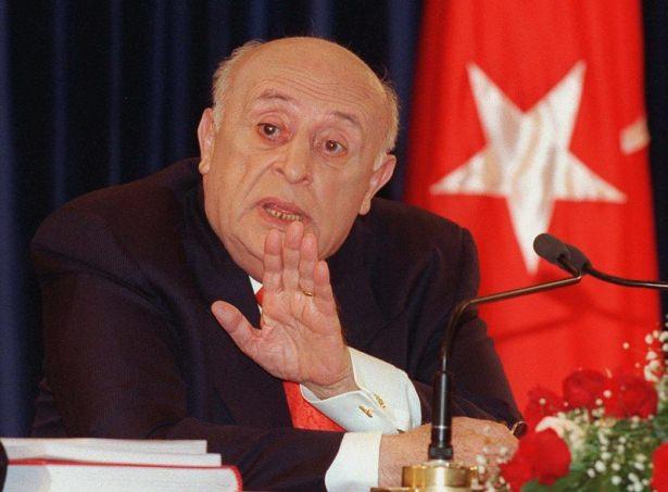 <p>Şaka, espri, mizah ve eleştri siyasetin içindeydi. Demirel bu mizahın en temelinde durur ve Demirel taklidi yapamayana komedyen denmezdi o yıllarda. Bilgisi kültürü ve mizah dolu mizacı onu farklı yapardı. Elindeki o şapkası "binaaanaaleeeeyyyyhhh" deyip duruşu bile onun farklılığıydı. Çocukluğumuzdan kalan bir kişiydi. Türk siyasi hayatının son 40-50 yılında var olan bir insanı kaybettik. Allah rahmet eylesin. Bu ülke için yaptığın ne varsa teşekkürler Sulu Baba...</p>

