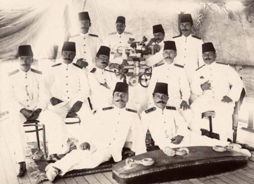 <p>Türk denizciler Bağdat'ta poz verirken. (20. yüzyılın başı)</p>

<p> </p>
