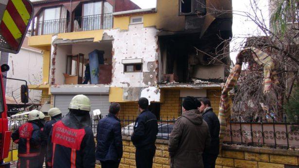 <p>Tuzla Şifa Mahallesi&rsquo;nde bulunan 3 katlı bir evde doğalgaz sıkışması sonucu patlaması meydana geldi. Patlamada 2&rsquo;si &ccedil;ocuk 4 kişi yaralandı.</p>
