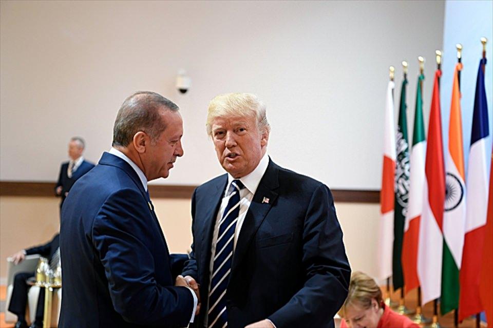 <p><strong>G20'den ülkeleri kıskandıran fotoğraf</strong></p>

<p>Almanya'nın Hamburg kentinde düzenlenen G20 Liderler Zirvesi kapsamındaki bir oturumda Cumhurbaşkanı Recep Tayyip Erdoğan ve ABD Başkanı Donald Trump bir araya geldi.</p>

<p> </p>
