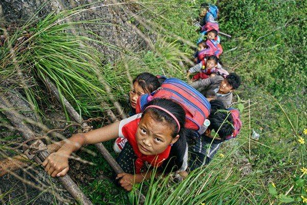 <p>Her gün 800 metre uçurum üzerine döşenen derme çatma bambu merdiveni tırmaraka okula gitmeye çalışan öğrenciler dünyada haber olmuştu. <br />
 </p>
