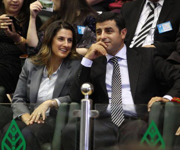 <p>Başbakan Tayyip Erdoğan’ın eşi Emine Hanım, Ekmeleddin İhsanoğlu’nun eşi Füsun Hanım ve Selahattin Demirtaş’ın eşi Başak Hanım yeni first lady adayları.</p>
<p> </p>