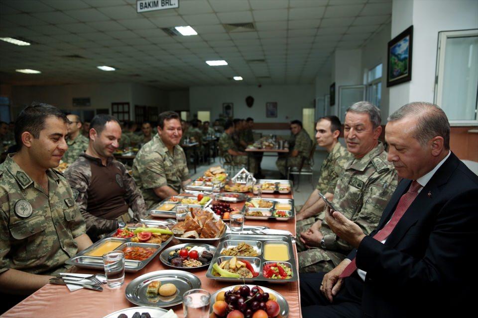<p>"Konu çocuklarıma gelince ben kendisine en küçük kızım Meltem’in Erdoğan sevdalısı olduğunu söylediğimde benden hemen kendisini görüntülü aramamı ve onunla konuşmak istediğini söyledi.</p>