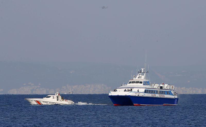 <p>Frontex tarafından kiralanan "Nazlı Jale" ve "Lesvos" adlı teknelerle taşınan sığınmacıların her birisine, bir Frontex polisi de yolculukta eşlik ediyor.</p>

<p> </p>
