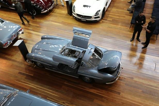 <p>1955 – Mercedes-Benz 300 SL Saatte 225 km</p>
