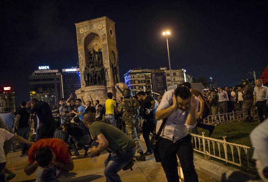 <p>Taksim Cumhuriyet Anıtı önünde toplanan vatandaşlar, darbe girişimine direndi.</p>