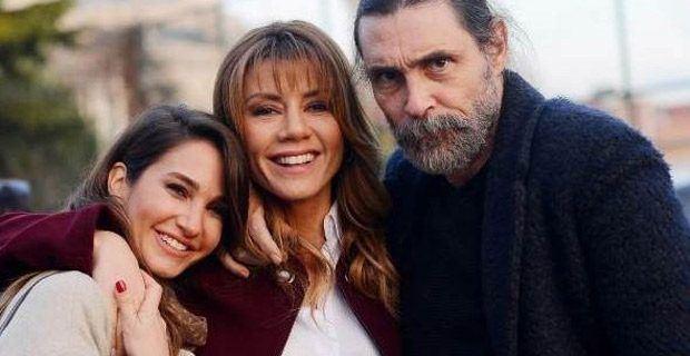<p><strong>Adı Efsane</strong></p>

<p>Dizinin başrol oyuncuları, <strong>Erdal Beşikçioğlu, Gökçe Bahadır</strong> ve <strong>Rojda Demirer</strong></p>
